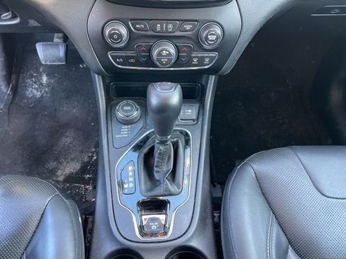 Used 2019 Jeep Cherokee Limited image 18