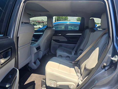 Used 2019 Toyota Highlander XLE w/ Carpet Mat Package (TMS) AWD/4WD image 11