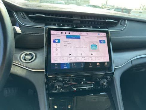 Used 2022 Jeep Grand Cherokee Limited image 9