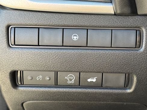 Used 2025 Nissan Rogue SV image 27