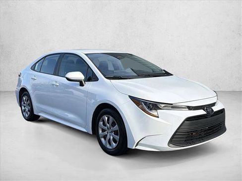 Used 2025 Toyota Corolla LE image 3