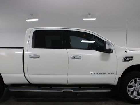Used 2017 Nissan Titan SL RWD image 11