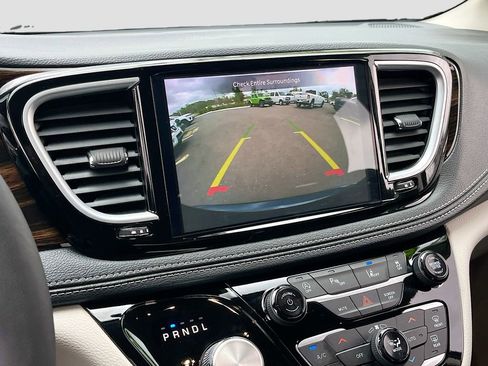Certified 2024 Chrysler Pacifica Limited AWD/4WD image 14