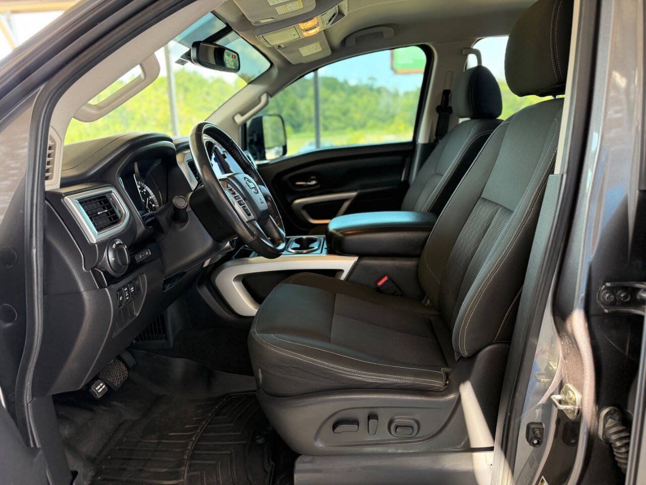 Used 2017 Nissan Titan SV AWD/4WD image 22