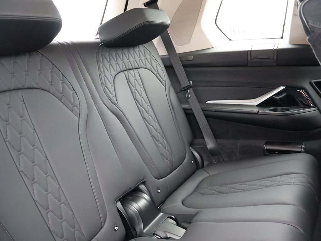Used 2025 BMW X7 xDrive40i AWD/4WD image 13
