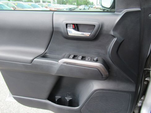 Used 2019 Toyota Tacoma TRD Sport RWD image 18