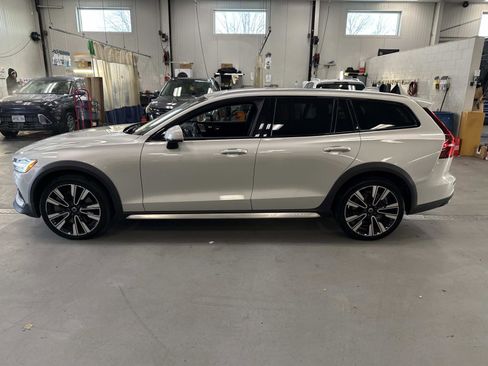 Used 2020 Volvo V60 T5 Cross Country image 8