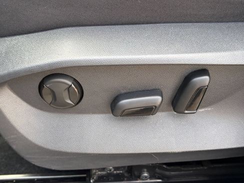 Used 2025 Volkswagen Taos SE FWD image 22