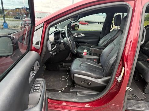 Used 2020 Chrysler Pacifica Touring-L w/ S Appearance Package FWD image 6
