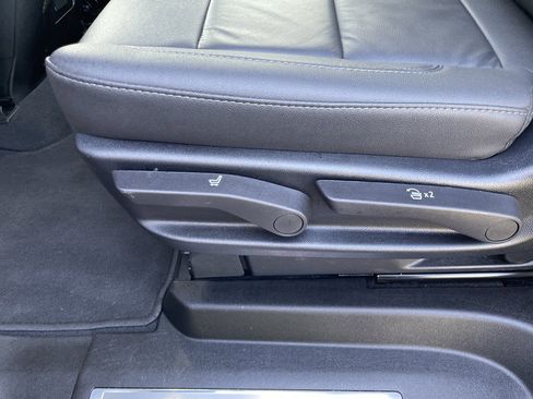 Used 2025 Chevrolet Suburban Z71 image 44