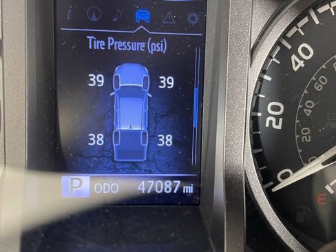 Used 2019 Toyota Tacoma TRD Off-Road w/ Technology Package image 9