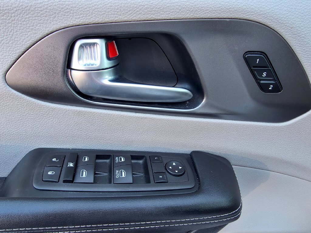 Used 2023 Chrysler Pacifica Touring-L FWD image 13