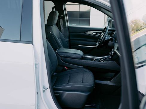 Used 2025 Chevrolet Traverse LT image 17