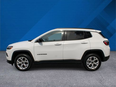 Used 2025 Jeep Compass Latitude w/ Sun & Sound Group AWD/4WD image 6