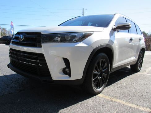 Used 2019 Toyota Highlander SE FWD image 2