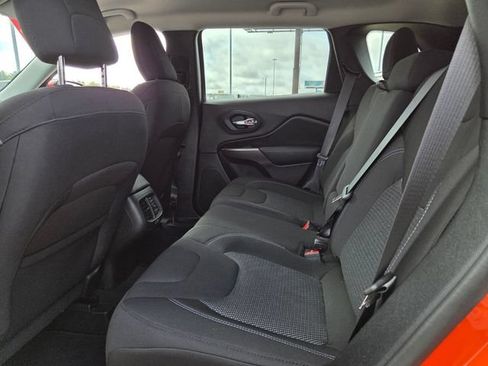 Used 2021 Jeep Cherokee Latitude FWD image 6