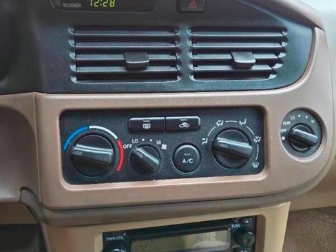 Used 2001 Toyota Sienna XLE image 24