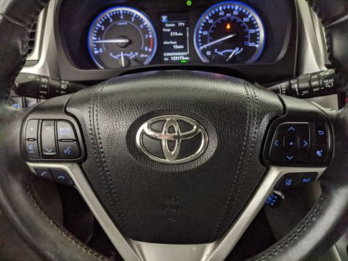Used 2017 Toyota Highlander XLE AWD/4WD image 11