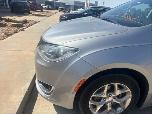Used 2017 Chrysler Pacifica Limited w/ Advanced Safetytec Group FWD image 12