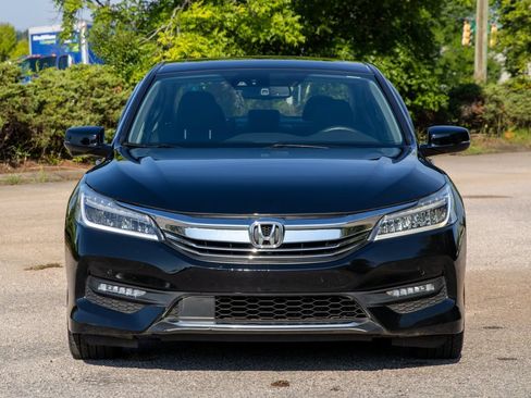 Used 2017 Honda Accord Touring image 2