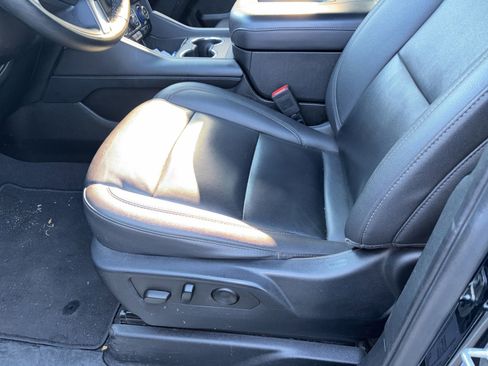 Used 2023 Chevrolet Suburban LT w/ Luxury Package image 3