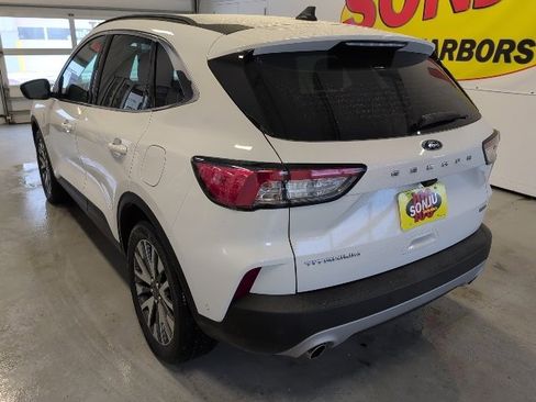 Used 2020 Ford Escape Titanium image 3