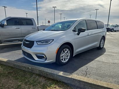 Used 2024 Chrysler Pacifica Touring-L