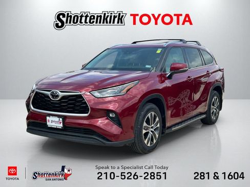 Used 2021 Toyota Highlander XLE AWD/4WD image 1