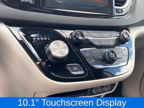 Used 2024 Chrysler Pacifica Touring-L image 13