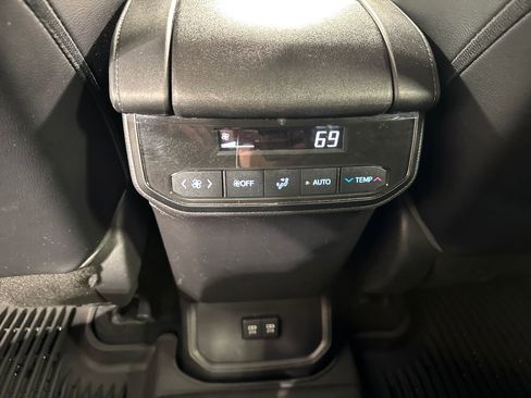 Used 2021 Toyota Highlander XLE AWD/4WD image 23