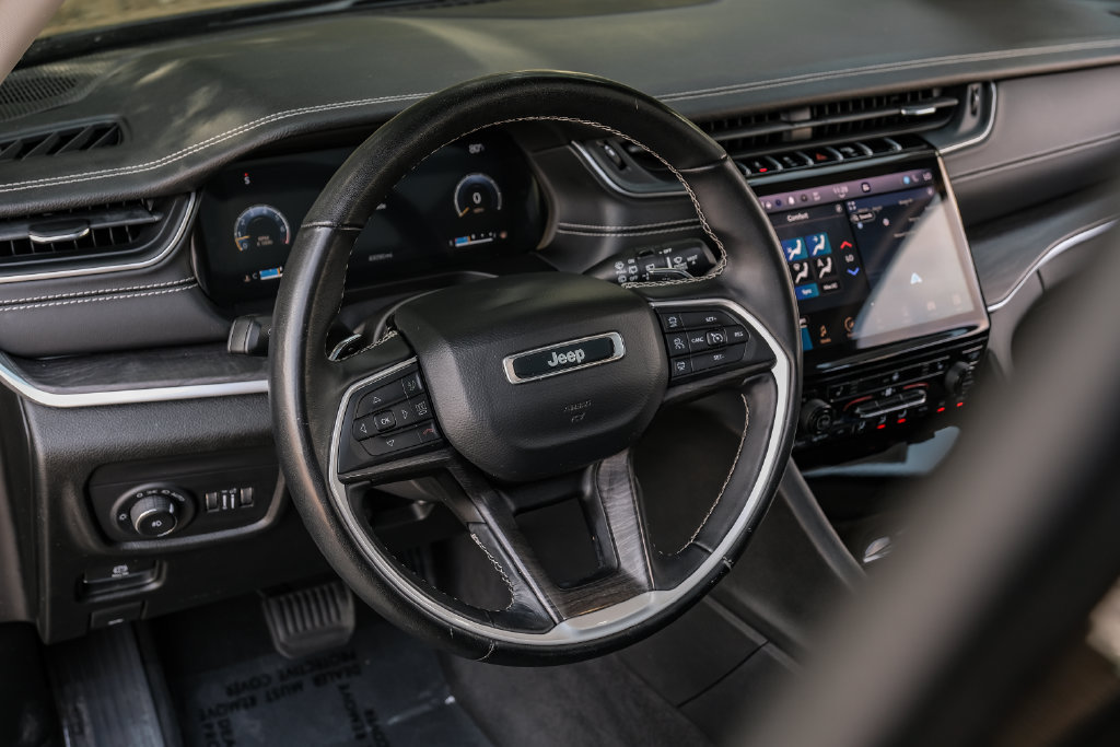 Used 2022 Jeep Grand Cherokee Limited AWD/4WD image 4