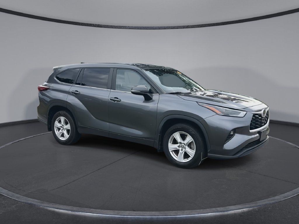 Used 2024 Toyota Highlander LE AWD/4WD image 2