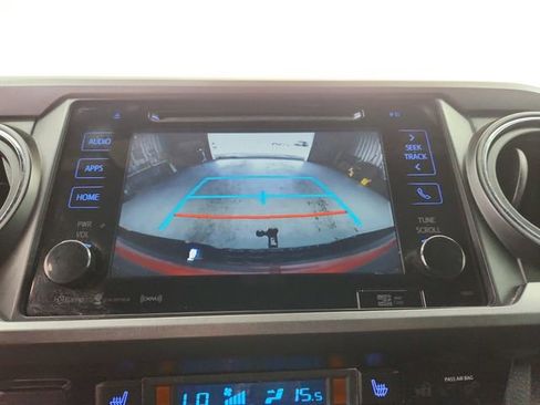 Used 2018 Toyota Tacoma TRD Sport image 28