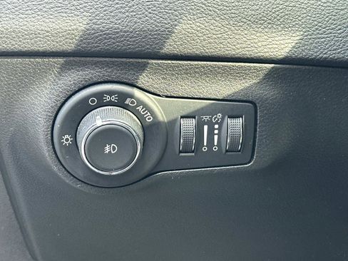 Used 2018 Jeep Compass Latitude w/ Popular Equipment Group FWD image 27
