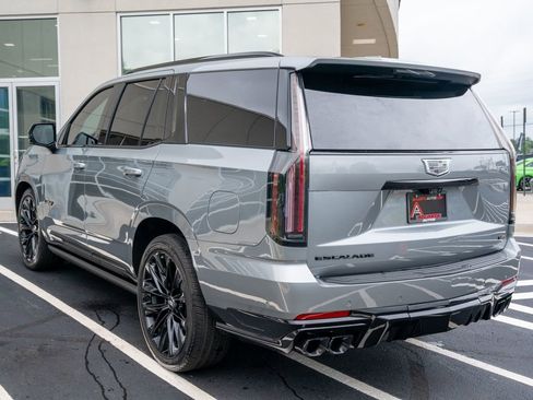 Used 2025 Cadillac Escalade V w/ LPO, ONYX Package AWD/4WD image 19
