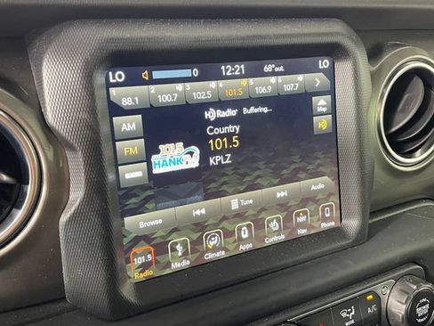 Used 2018 Jeep Wrangler Unlimited Sahara AWD/4WD image 7