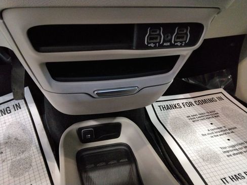 Used 2023 Chrysler Pacifica Touring-L image 19