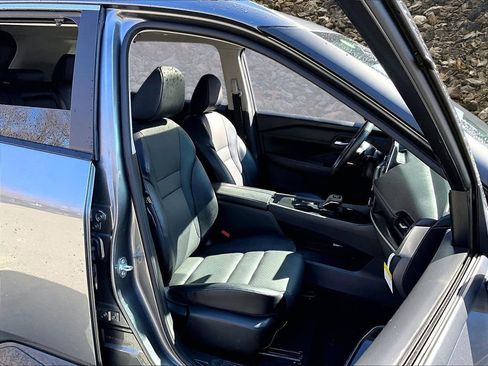 Used 2024 Nissan Rogue SV w/ SV Premium Package image 7