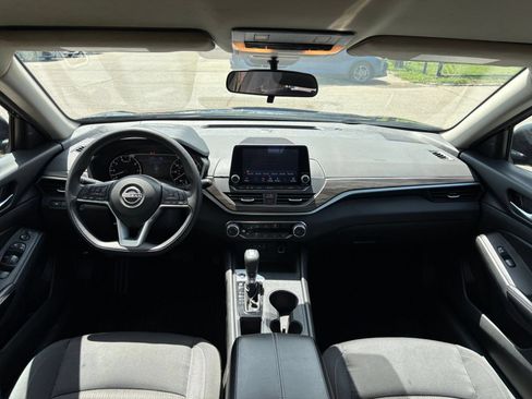 Used 2025 Nissan Altima 2.5 SV FWD image 28
