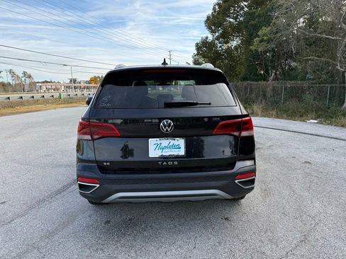 Certified 2024 Volkswagen Taos SE image 15