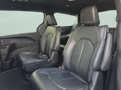 Used 2024 Chrysler Pacifica Limited w/ Uconnect Theater Family Group FWD image 30
