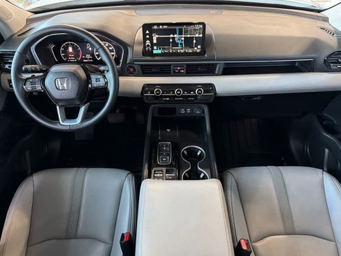 Used 2025 Honda Pilot Touring image 3