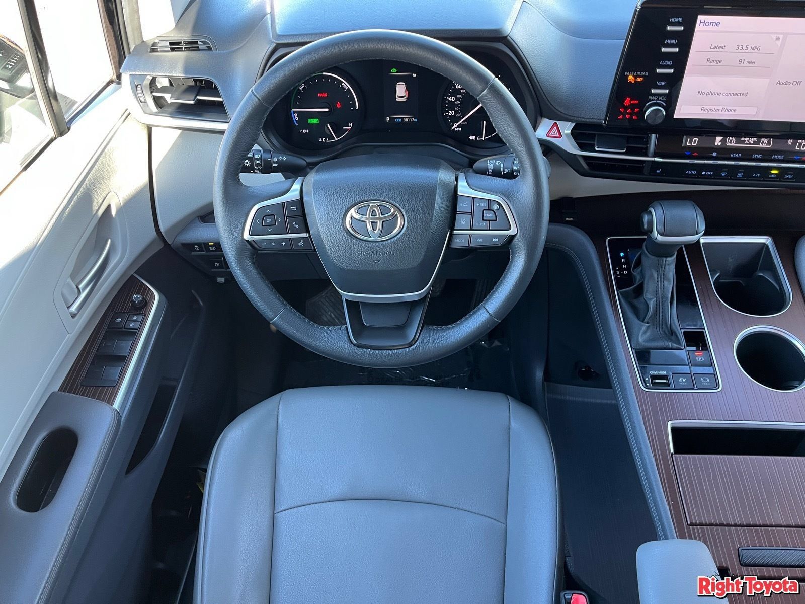 Certified 2024 Toyota Sienna XLE FWD image 17