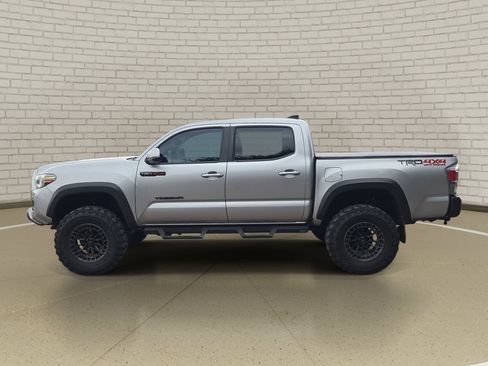 Used 2020 Toyota Tacoma TRD Off-Road w/ Technology Package AWD/4WD image 8