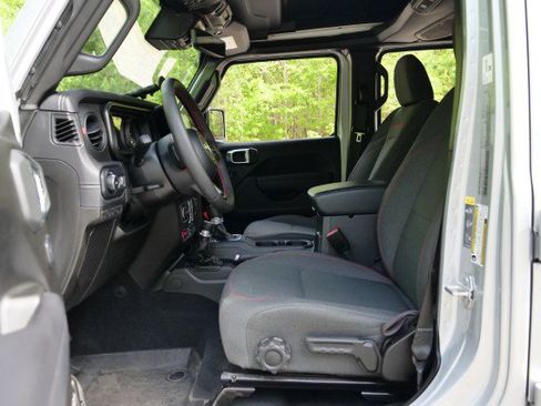 Used 2024 Jeep Wrangler Unlimited Rubicon w/ Technology Group image 27