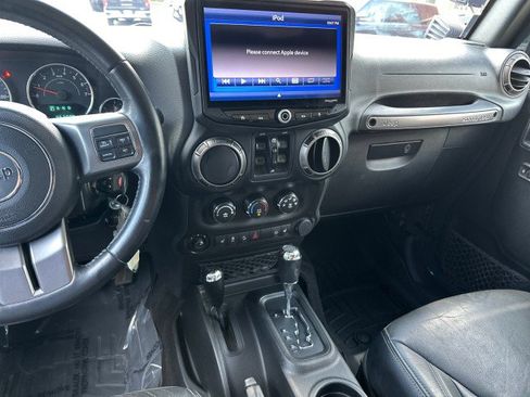 Used 2018 Jeep Wrangler Unlimited Sahara AWD/4WD image 4