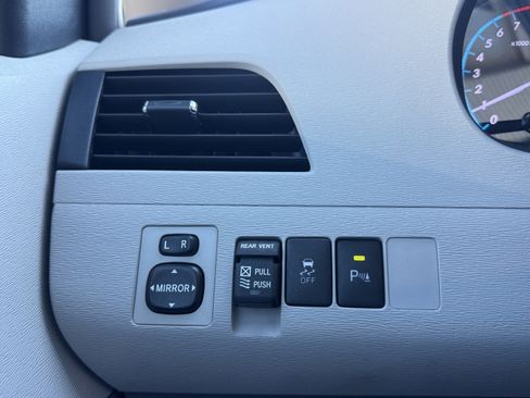 Used 2012 Toyota Sienna XLE image 34