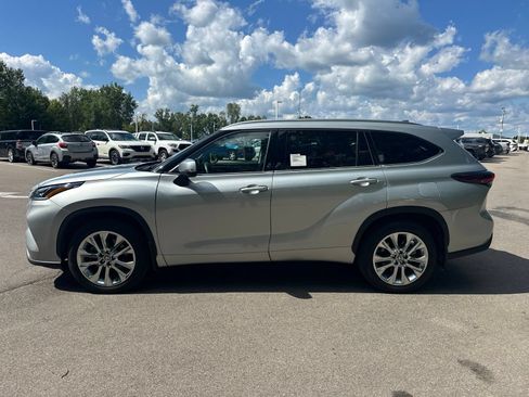 Used 2025 Toyota Highlander Limited AWD/4WD image 8