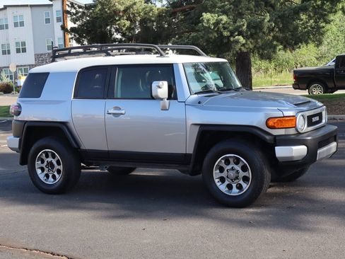 Used 2012 Toyota FJ Cruiser 4WD w/ Upgrade Pkg image 2
