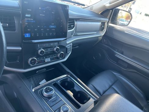 Used 2022 Ford Expedition XLT image 14